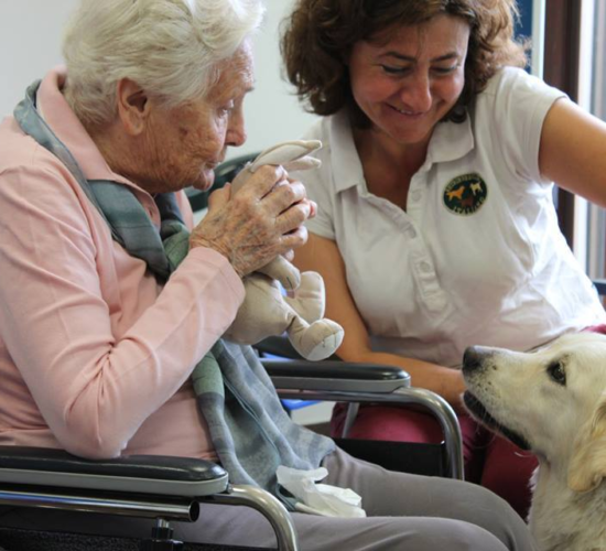 Anziana con cane